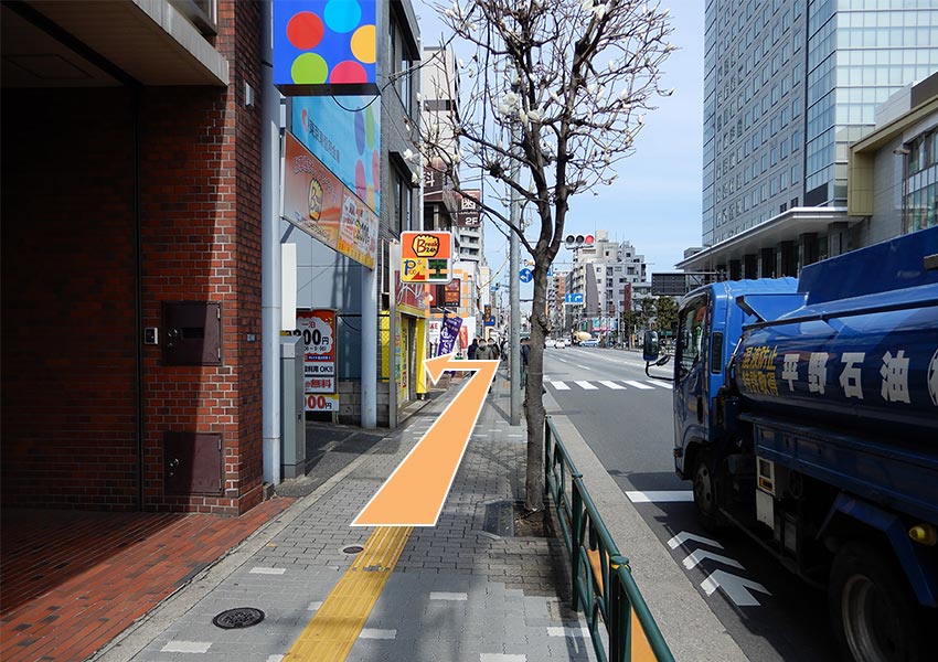 牛丼店「すき家」さんの看板の手前を左折します。