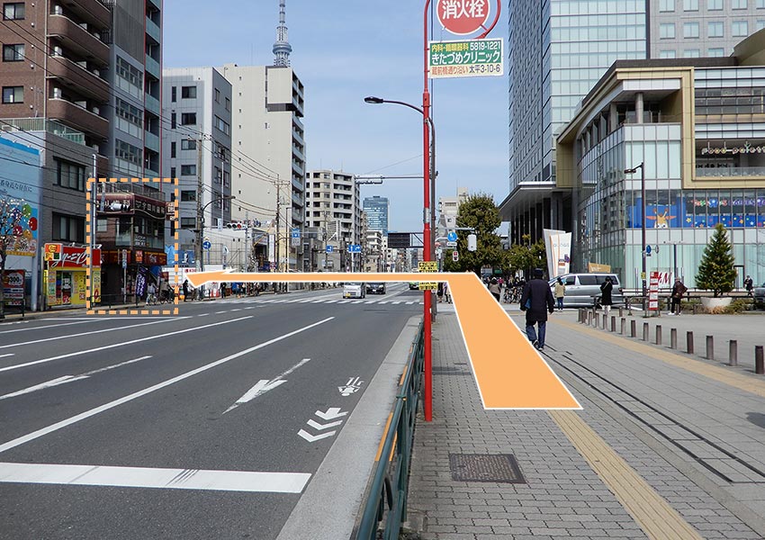 右手にオリナス錦糸町が見えてきます。そのまま横断歩道を渡って、すぐに左折してさらに横断歩道を渡り、「すき家」さん脇の路地に入ります。