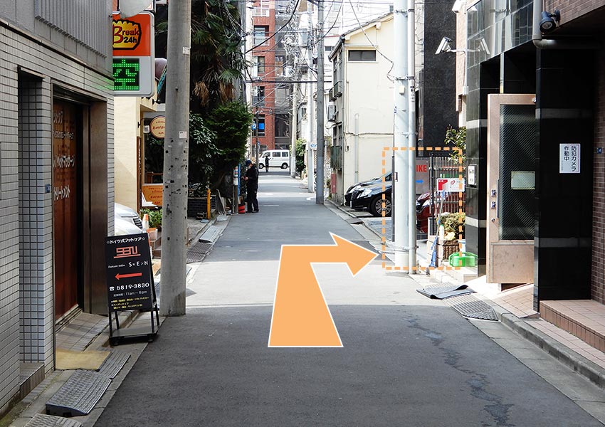 右手の電柱の裏に当院の建物入口があります。※建物入口に「南山堂薬局」さんのノボリがあります。