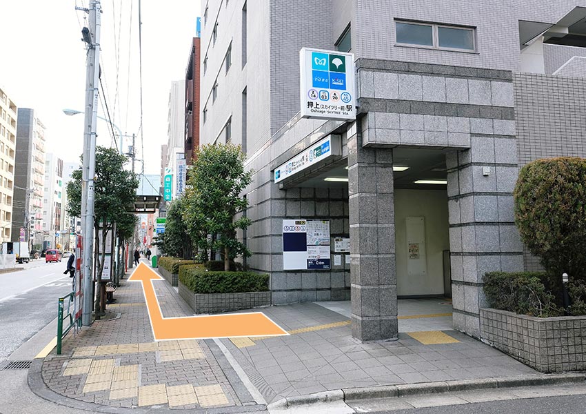 押上駅B2出口より地上へ、目の前の道を右方向へ。
