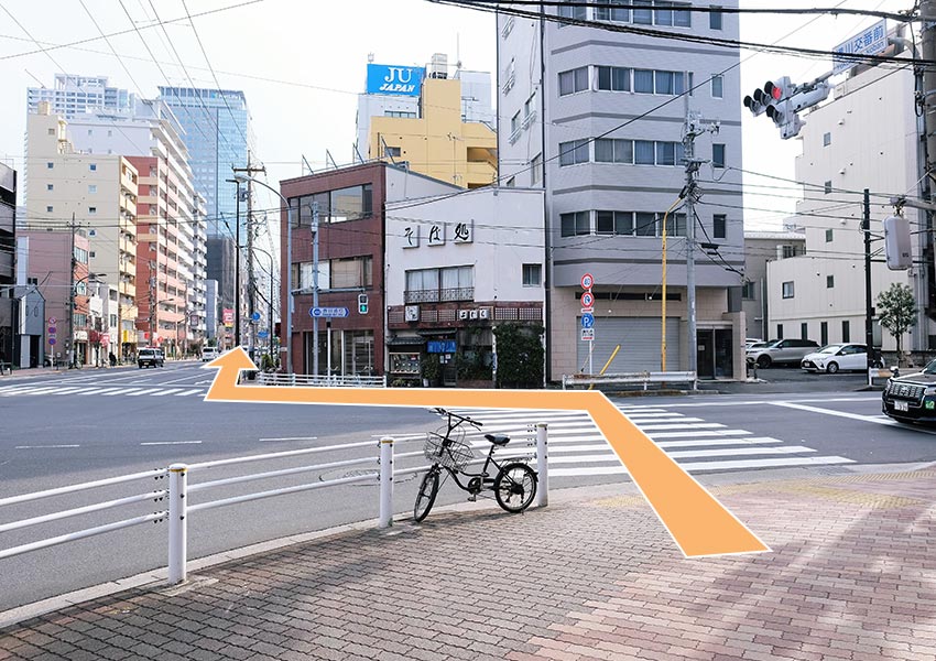 春日通りを渡り、道なりに進みます。