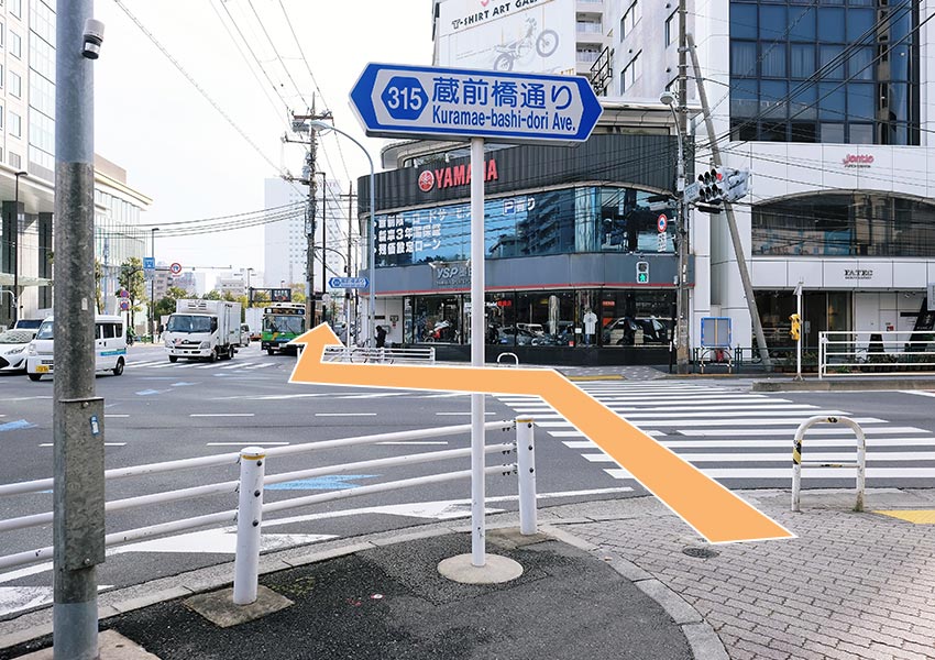 蔵前橋通りを渡り、道なりに進みます。